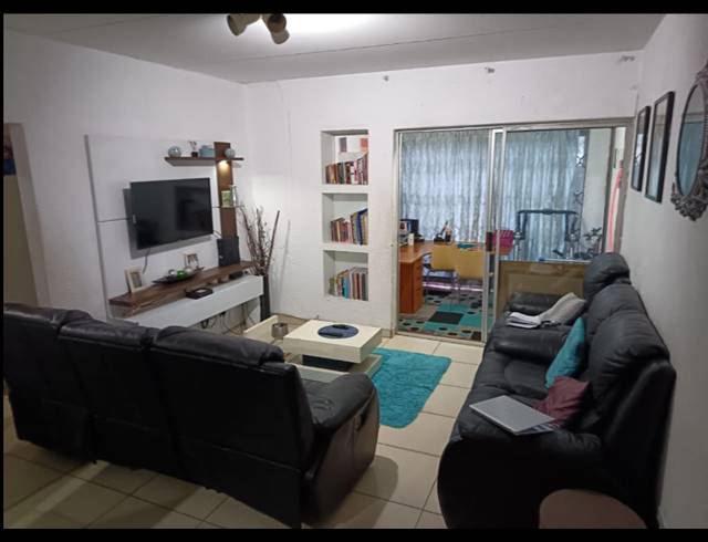 2 BEDROOM TOWNHOUSE FOR SALE IN MULBARTON